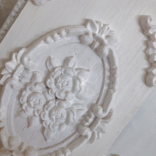 ロココ調ホワイトローズなカッティングボード＊小鳥と英字風スタンプ＊ ロココ調ホワイトローズなカッティングボード＊小鳥と英字風