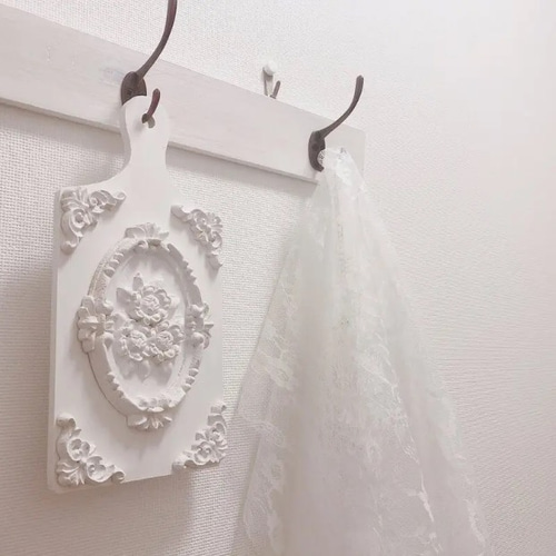 ロココ調ホワイトローズなカッティングボード＊小鳥と英字風スタンプ＊ ロココ調ホワイトローズなカッティングボード＊小鳥と英字風