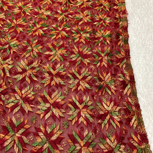 【インドのアンティーク刺し子】ヴィンテージ 草木染め 布 赤 刺繍 貝 ステッチ インドのアンティーク刺し子】ヴィンテージ 草木染め 布 赤 刺繍 貝