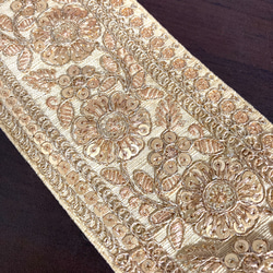 インド刺繍リボン ゴールドベージュ ひまわり生地 ハギレ 布 ヴィンテージテープ 2枚目の画像