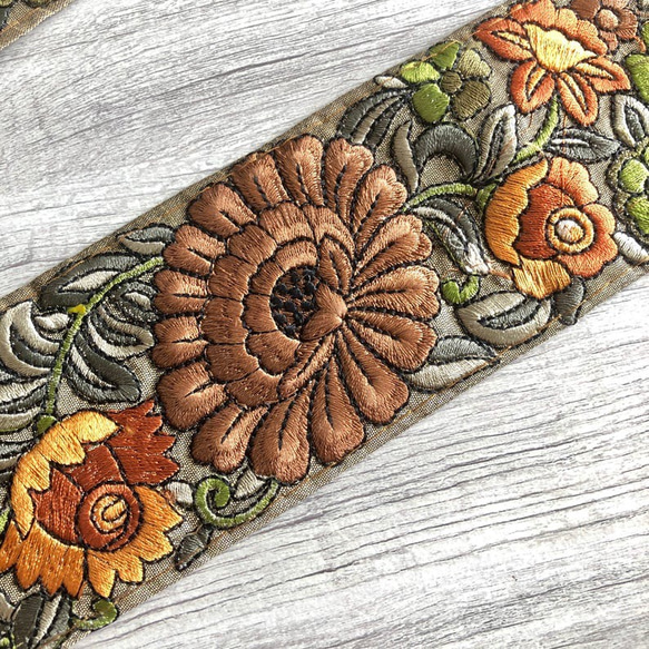 インド刺繍リボン 大輪の花 シルク100% ヴィンテージ ボタニカル 手芸テープ 4枚目の画像