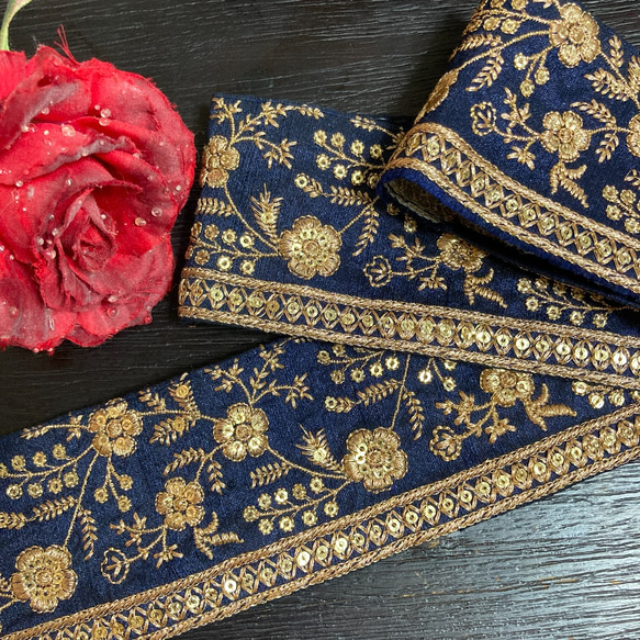 インド刺繍リボン 紺色 インディゴブルー デニム 花 アンティーク生地 布 金 1枚目の画像
