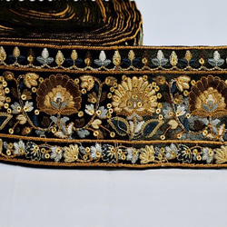 インド刺繍リボン アジアン 絹 シルク 黒 花 ヴィンテージ生地 布 ハギレ 1枚目の画像
