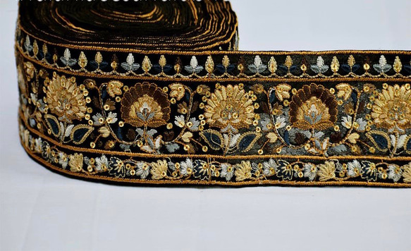 インド刺繍リボン アジアン 絹 シルク 黒 花 ヴィンテージ生地 布 ハギレ 1枚目の画像