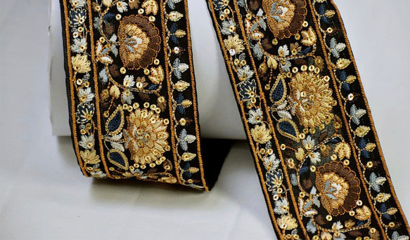インド刺繍リボン アジアン 絹 シルク 黒 花 ヴィンテージ生地 布 ハギレ 2枚目の画像