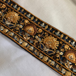 インド刺繍リボン アジアン 絹 シルク 黒 花 ヴィンテージ生地 布 ハギレ 3枚目の画像