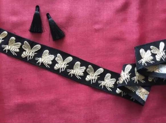 インド刺繍リボン 蜜蜂 bee 黒 手芸テープ ベルト アンティークレース 素材 3枚目の画像