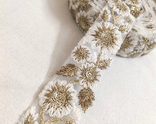 インド刺繍リボン 白 花 金 ゴールド レース ボヘミアン ベルト ピアス