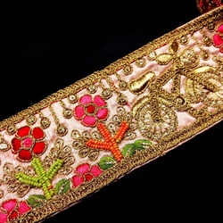 インド刺繍リボン ピンク シルク 生地 花 自転車 ビーズ 金 ゴールド レトロ 3枚目の画像
