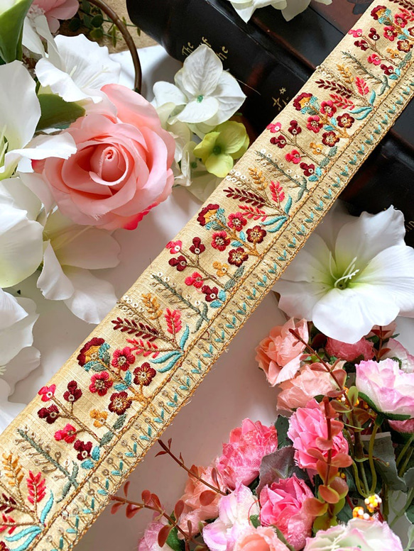 インド刺繍リボン ベージュ シルク 絹 花 ボタニカル 手芸テープ エスニック 着物帯 アジアン ヴィンテージレース 1枚目の画像