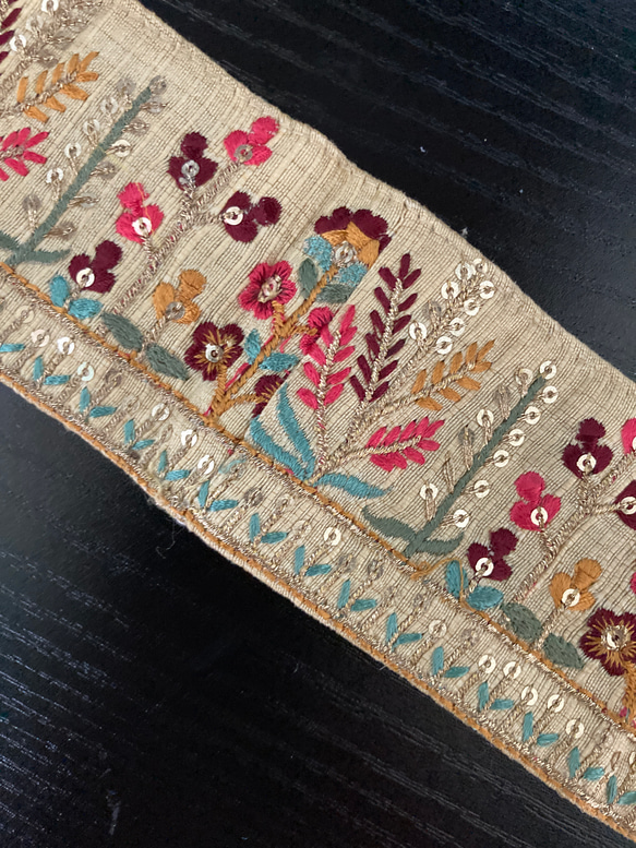インド刺繍リボン ベージュ シルク 絹 花 ボタニカル 手芸テープ エスニック 着物帯 アジアン ヴィンテージレース 3枚目の画像