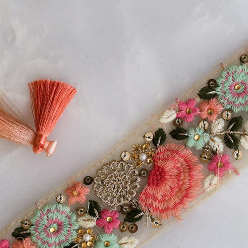 刺繍リボン　チロリアンテープ　バラ　ヴィンテージ　フラメンコ　ピアス　イヤリング インド刺繍リボン ピンク花 フラワー チロリアンテープ