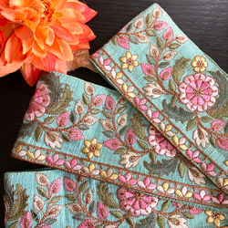インド刺繍リボン シルク100% エメラルドグリーン 花 生地 ピンク 着物 帯 アンティーク 緑色 手芸テープ 1枚目の画像