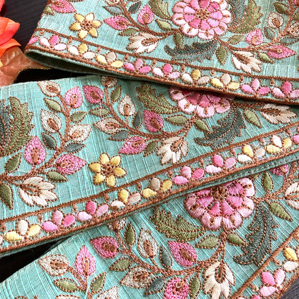 インド刺繍リボン シルク100% エメラルドグリーン 花 生地 ピンク 着物 帯 アンティーク 緑色 手芸テープ 2枚目の画像