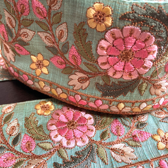 インド刺繍リボン シルク100% エメラルドグリーン 花 生地 ピンク 着物 帯 アンティーク 緑色 手芸テープ 4枚目の画像