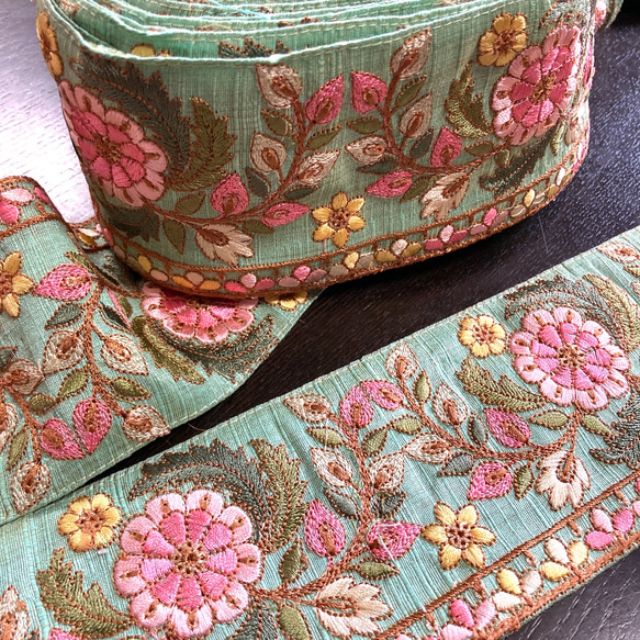 インド刺繍リボン シルク100% エメラルドグリーン 花 生地 ピンク 着物 帯 アンティーク 緑色 手芸テープ 6枚目の画像