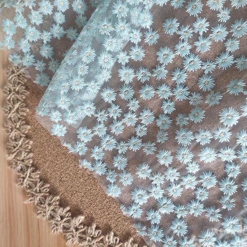 刺繍チュールレース 小花柄 水色 生地 布 レースマスクに はぎれ 輸入