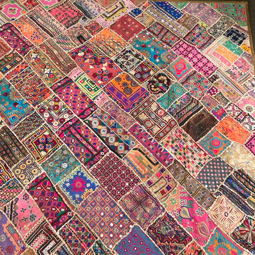 インド手刺繍 敷物 ラグ ミラーワーク パッチワーク ラリーキルト