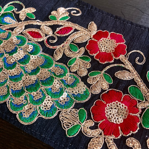 手刺繍　アンティーク　帯　リメイク　アンティーク　ハギレ アンティーク帯リメイクのランナー/ 刺繍帯に絞り | BARRIQUE TOKYO