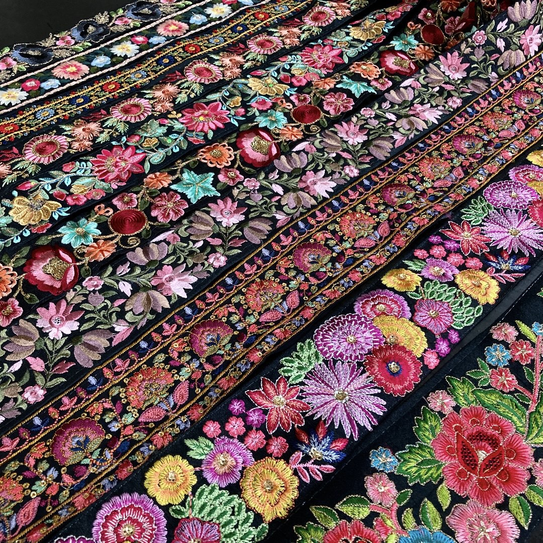 アンティーク フランス 草色リネン 赤い実/草花のシルク刺繍 リング付き巾着 CSK542401 刺繍キット yulaのこころ躍る草花刺繍 ミニトート