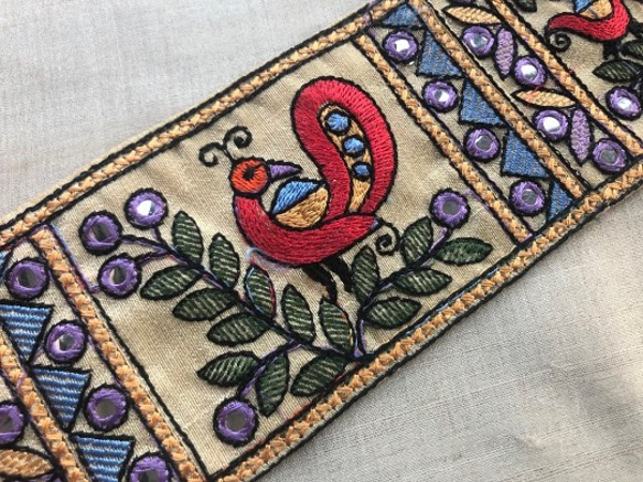 インド刺繍リボン 鳥 ベージュ ミラーワーク アジアン エスニック 手芸テープ シルク100% ミラーワーク 孔雀 幸運 2枚目の画像