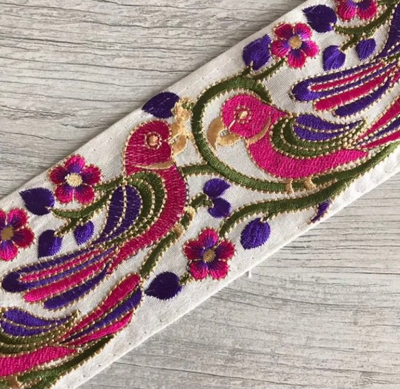 インド刺繍リボン 鳥 シルク 絹 インコ 紫 ベルト チロリアンテープ アジアン シルク100% 白 ベルト 刺繍テープ 4枚目の画像