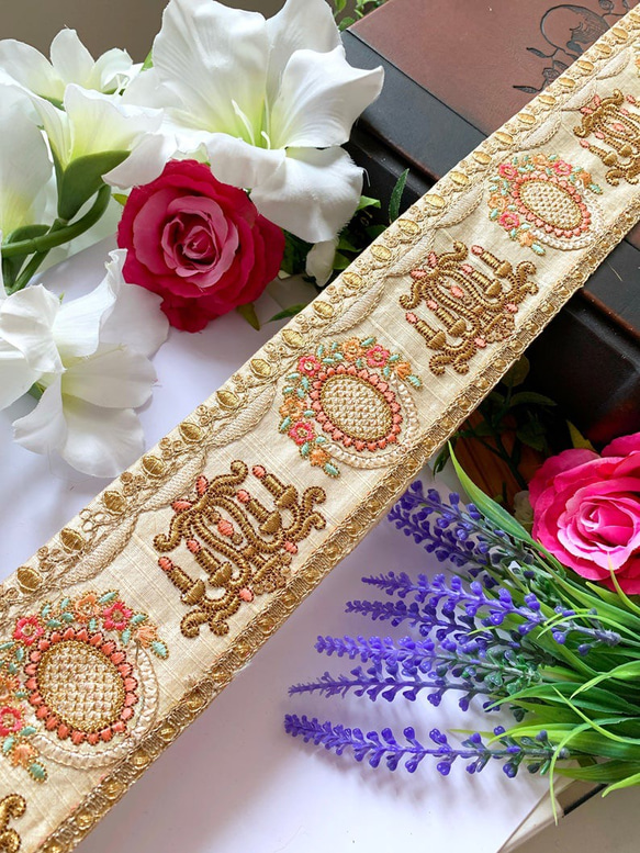 インド刺繍リボン プリンセス シャンデリア 花 シルク 金 ゴールド ベージュ 絹 シルク100% アンティーク 布 1枚目の画像