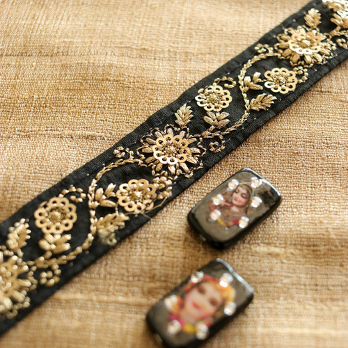 インド刺繍リボン 細め 黒 金 ゴールド 花 チロリアンテープ ベルト 