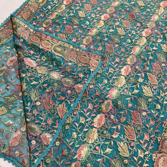 インド刺繍布 ドゥパタ ターコイズブルー 青 花 ボタニカル チュールレース アジアン エスニック ストール スカート 9枚目の画像