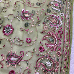 インド刺繍布 ドゥパタ 黄緑 ペイズリー 花 刺繍レース 生地 カフェカーテン はぎれ ダンス衣装 ドレス サリー 5枚目の画像