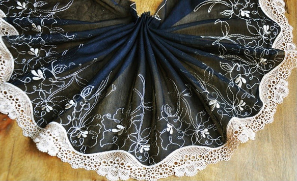 刺繍レース 黒 ブラック ベージュゴールド 人形 ドレス チュールレース レトロ フランスアンティーク 2枚目の画像