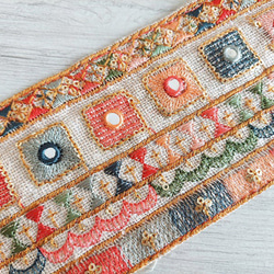 インド刺繍リボン リネン ジュート 麻 花 ミラーワーク ベージュ アジアン生地 チロリアンテープ エスニック 北欧 2枚目の画像