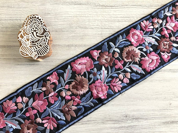 インド刺繍リボン シルク100% 着物帯 和柄 花 アジアン 布 はぎれ 手芸 チロリアンテープ 幅広 刺繍布 レトロ 1枚目の画像