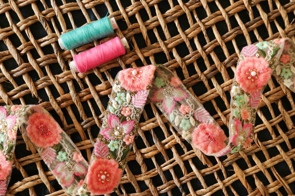 インド刺繍リボン ヴィンテージ アンティーク 花 テープ 手芸 パール ピンク チュールレース ビジュー 宝石 パーツ 2枚目の画像