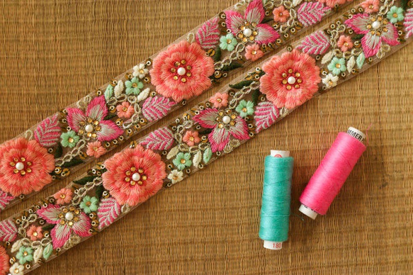 インド刺繍リボン ヴィンテージ アンティーク 花 テープ 手芸 パール ピンク チュールレース ビジュー 宝石 パーツ 3枚目の画像
