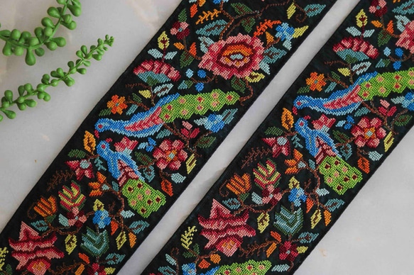 インド刺繍リボン 鳥 孔雀 花 クロスステッチ シルク エスニック はぎれ 布 インコ アジアン 着物帯 ヴィンテージ 1枚目の画像