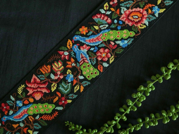 インド刺繍リボン 鳥 孔雀 花 クロスステッチ シルク エスニック はぎれ 布 インコ アジアン 着物帯 ヴィンテージ 2枚目の画像