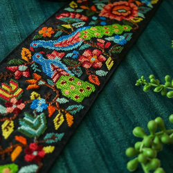 インド刺繍リボン 鳥 孔雀 花 クロスステッチ シルク エスニック はぎれ 布 インコ アジアン 着物帯 ヴィンテージ 7枚目の画像