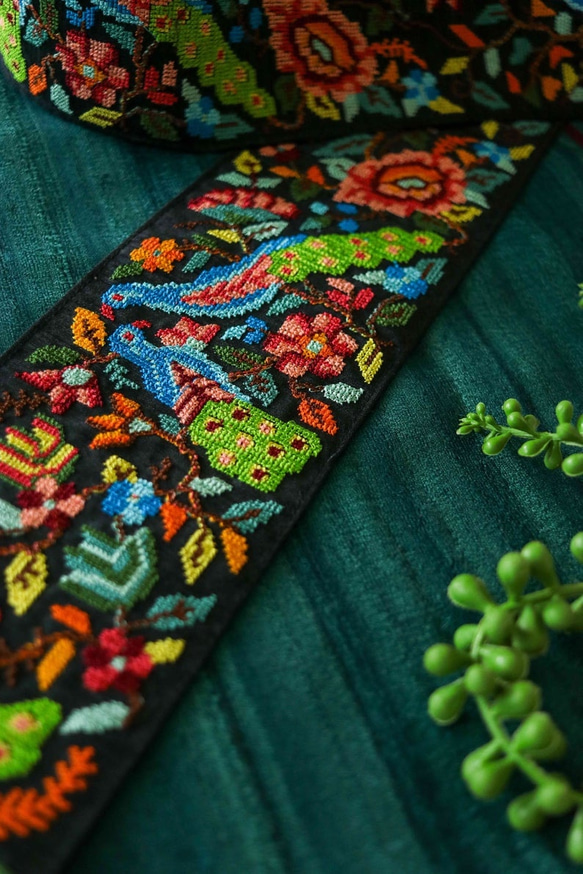 インド刺繍リボン 鳥 孔雀 花 クロスステッチ シルク エスニック はぎれ 布 インコ アジアン 着物帯 ヴィンテージ 7枚目の画像