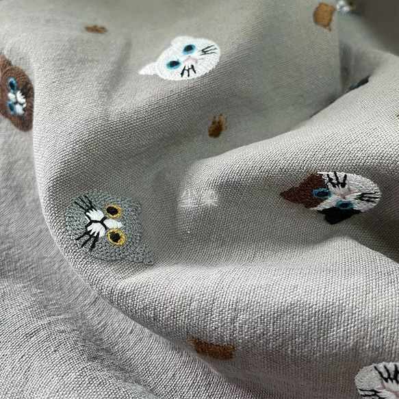 刺繍 布 生地 猫 ネコ 動物 グレー 手芸 ハンドメイド 素材 輸入生地 北欧 レトロ 刺繍スカート ワンピースに 2枚目の画像