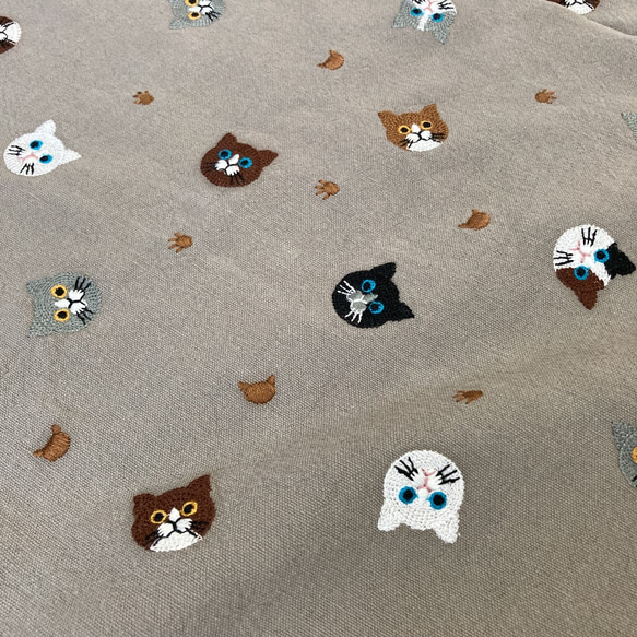 刺繍 布 生地 猫 ネコ 動物 グレー 手芸 ハンドメイド 素材 輸入生地 北欧 レトロ 刺繍スカート ワンピースに 5枚目の画像