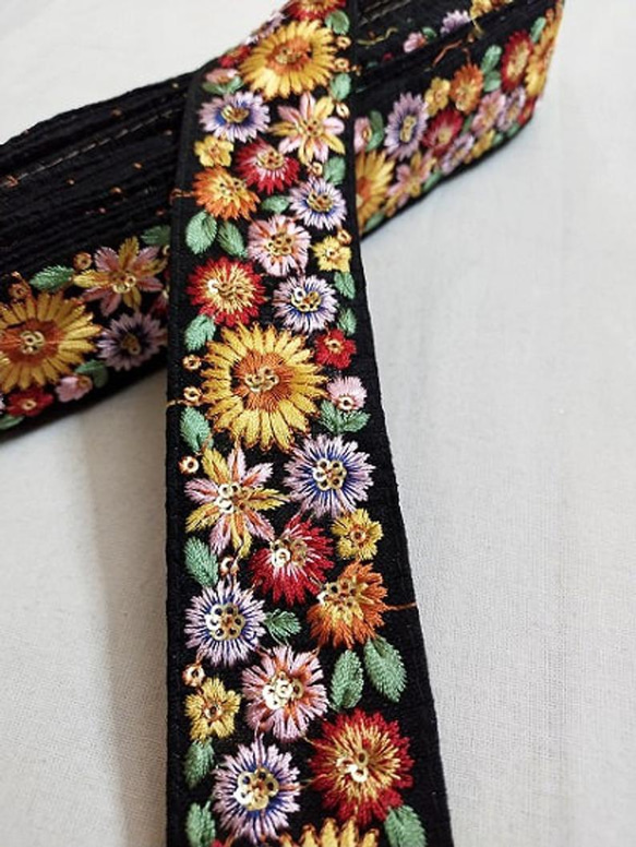 インド刺繍リボン チロリアンテープ ひまわり花 パーツ シルク100% 帯 北欧 刺繍ベルト 刺繍ピアス ヘアゴムに 6枚目の画像