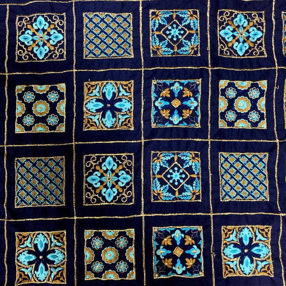 インド刺繍布 生地 はぎれ タイル オリエンタル エスニック アジアン 北欧 ターコイズブルー 金 手芸 素材 レトロ 3枚目の画像