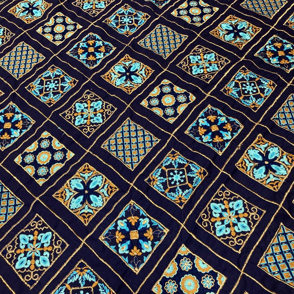インド刺繍布 生地 はぎれ タイル オリエンタル エスニック アジアン 北欧 ターコイズブルー 金 手芸 素材 レトロ 4枚目の画像
