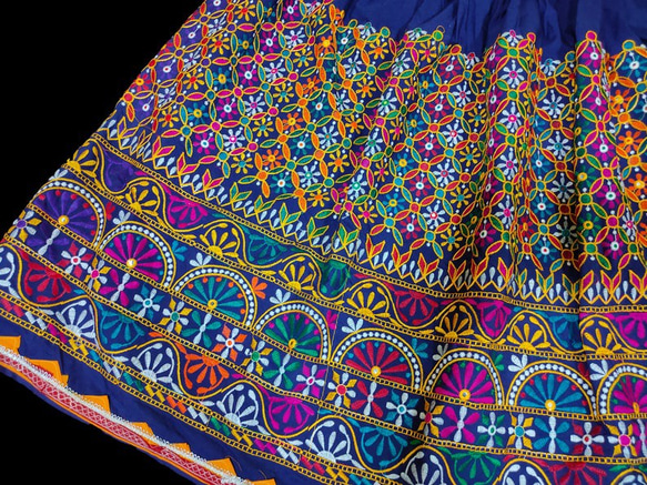 インド刺繍スカート ヴィンテージ レトロ エスニック 北欧 生地 布 ボヘミアン 花 レインボー カラフル 虹色 レトロ 1枚目の画像