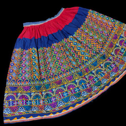 インド刺繍スカート ヴィンテージ レトロ エスニック 北欧 生地 布 ボヘミアン 花 レインボー カラフル 虹色 レトロ 2枚目の画像