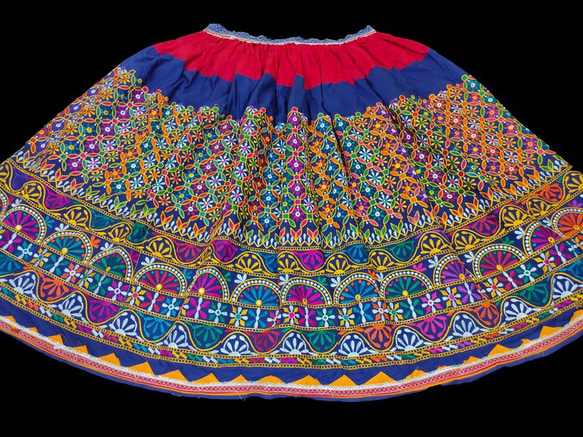 インド刺繍スカート ヴィンテージ レトロ エスニック 北欧 生地 布 ボヘミアン 花 レインボー カラフル 虹色 レトロ 4枚目の画像