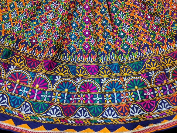 インド刺繍スカート ヴィンテージ レトロ エスニック 北欧 生地 布 ボヘミアン 花 レインボー カラフル 虹色 レトロ 5枚目の画像