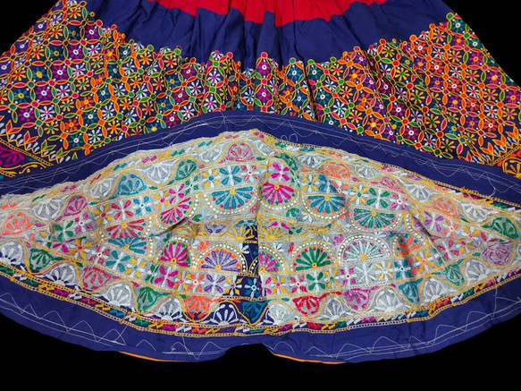 インド刺繍スカート ヴィンテージ レトロ エスニック 北欧 生地 布 ボヘミアン 花 レインボー カラフル 虹色 レトロ 6枚目の画像