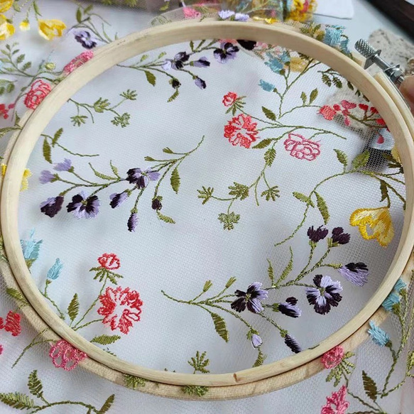 刺繍チュールレース ボタニカル 花刺繍 フラワー パンジー 刺繍布 ドールドレス カラフル 手芸 素材 ハンドメイド 1枚目の画像